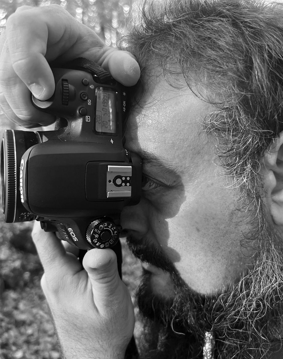 Alessandro Germano che scatta una fotografica con una fotocamera reflex
